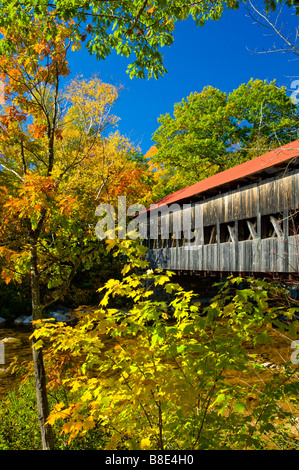 La Albany ponte coperto vicino alla Autostrada Kancamagus nelle White Mountains del New Hampshire USA Foto Stock