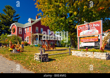 Autunno yard decor con zucche stocchi mais e scarecrows presso la vecchia Red Inn and Cottages in North Conway New Hampshire USA Foto Stock