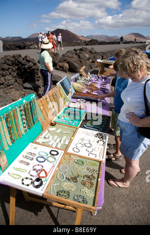 Negozio di souvenir e una gioielleria di olivina stallo a Los Hervideros Lanzarote Foto Stock