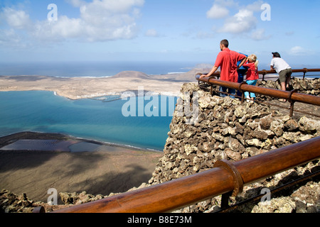 Guardando a Isla Graciosa dal Mirador del Rio Lanzarote Foto Stock