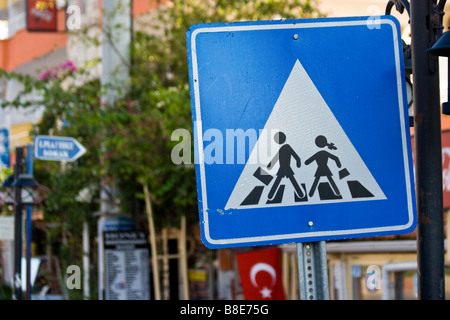 Scuola Crosswalk Sign in Tasucu Turchia Foto Stock