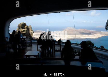 Vista di Isla Graciosa dal ristorante al Mirador del Rio Lanzarote Foto Stock