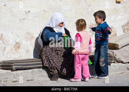 Nonna e nipoti a Goreme Cappadocia Turchia Foto Stock