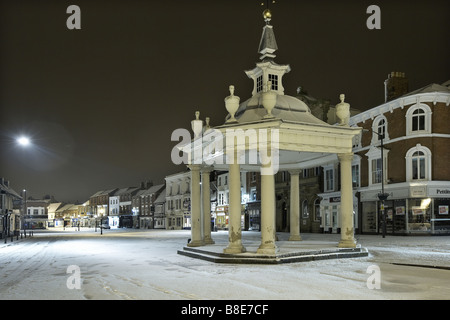 La neve copre il mercato croce nel sabato la piazza del mercato di Beverley East Yorkshire Regno Unito Foto Stock