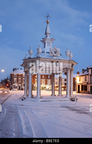 La neve copre il mercato croce nel sabato la piazza del mercato di Beverley East Yorkshire Regno Unito Foto Stock