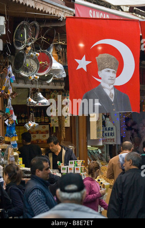 Ataturk bandiera nel mercato delle spezie di Istanbul in Turchia Foto Stock