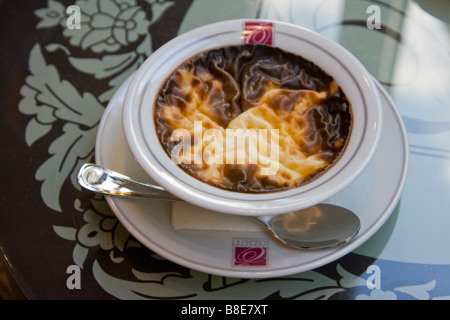 Firni Sutlac sorta di un budino di riso dolce al dessert Ozsut Shop in Istiklal Caddesi a Istanbul Turchia Foto Stock