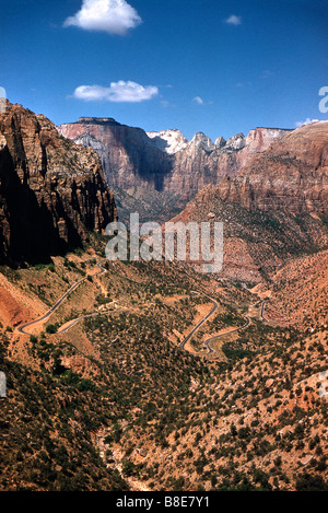 Route 9, Carmel Highway avvolgimento attraverso il Parco Nazionale di Zion, Utah, Stati Uniti d'America Foto Stock
