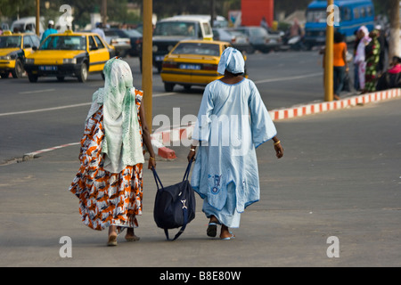 Due donne che portano un sacchetto a Dakar in Senegal Foto Stock