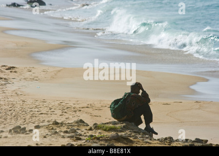 Uomo senegalesi su una spiaggia a Dakar in Senegal Foto Stock