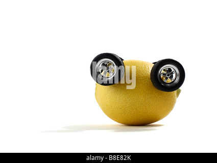 Studio shot di un limone intero con ruote di automobili capovolto Foto Stock