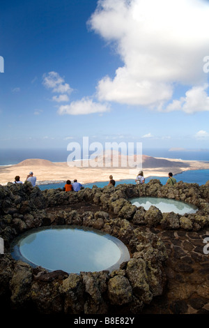 Guardando a Isla Graciosa dal tetto del Mirador del Rio Lanzarote Foto Stock