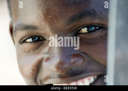 Ragazzo senegalese vendere beni attraverso una finestra di bus a Dakar in Senegal in Africa occidentale Foto Stock