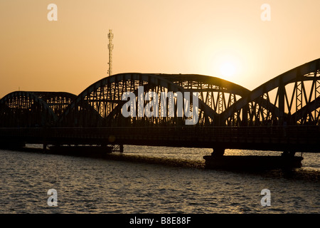 Alba sul Faidherbe ponte di St Louis in Senegal Africa Foto Stock
