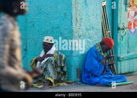 Senzatetto di uomini in St Louis in Senegal Africa occidentale Foto Stock