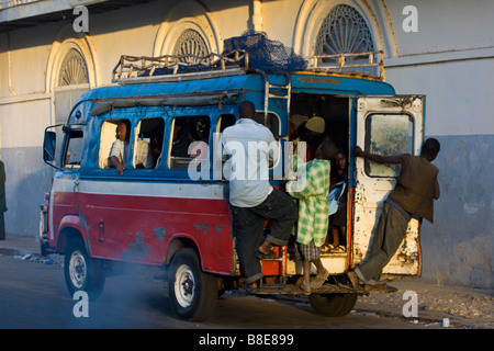 Bus locale a St Louis in Senegal Africa occidentale Foto Stock