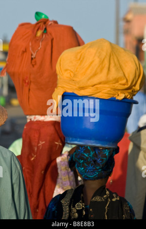 Le donne che trasportano fasci bilanciato sulle loro teste a St Louis in Senegal Africa occidentale Foto Stock