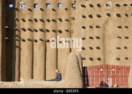 Workman presso la Grande Moschea di Djenne Mali in Africa occidentale Foto Stock