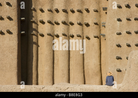 Workman presso la Grande Moschea di Djenne Mali in Africa occidentale Foto Stock