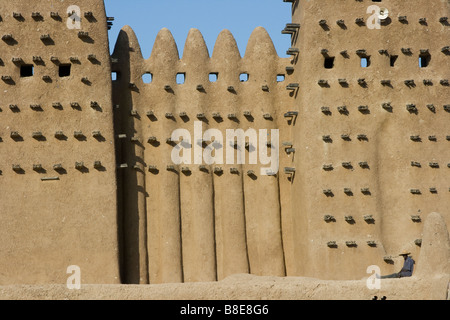 Workman presso la Grande Moschea di Djenne Mali in Africa occidentale Foto Stock