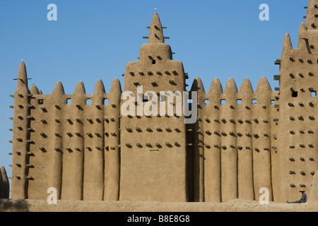 Workman presso la Grande Moschea di Djenne Mali in Africa occidentale Foto Stock