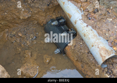 Scoppiare in ghisa principale dell'acqua mostra repair clamp manicotto Foto Stock