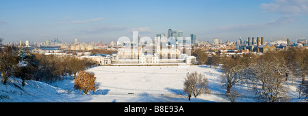 A 3 foto stitch vista panoramica da Greenwich Park si affaccia Marittime Greenwich e Canary Wharf con neve sul terreno. Foto Stock