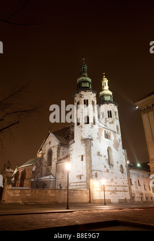 Chiesa di Sant'Andrea di notte. Grodzka, Cracovia in Polonia Foto Stock