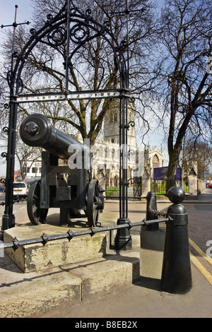 Memorial cannone da guerra di Crimea con St Swithuns chiesa in background Retford Inghilterra Foto Stock