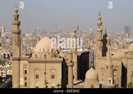 Il Cairo, Egitto. Il sultano Hassan e Rifai moschee come si vede dalla cittadella, con l'inquinate città dietro. Foto Stock