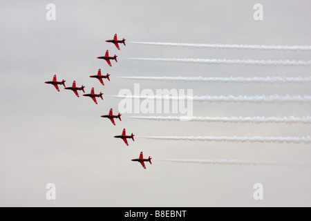 Il famoso Red display frecce team volare in formazione sulla baia di Bournemouth Dorset, Regno Unito nel mese di agosto Foto Stock