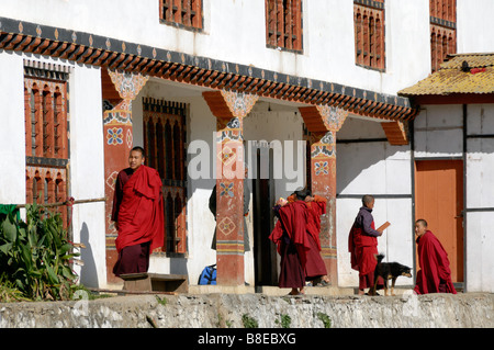 Giovane debuttante monaci nelle vesti di colore marrone al di fuori delle camere di classe dello stato scuola monastica a Dechen Phodrung Monastero Foto Stock