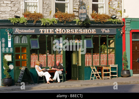 L'Irlanda Kerry Kenmare Market Street a ferro di cavallo in scena pub irlandese Foto Stock