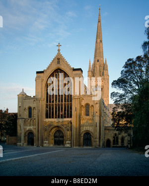 Norwich Cathedral fronte ovest nella luce della sera Foto Stock