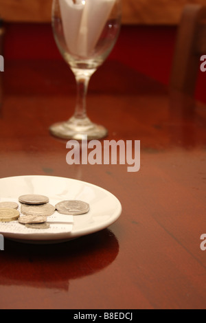 Una punta a sinistra su un piatto in un ristorante. Foto Stock