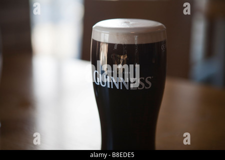 Birra Guinness in un bar di Dublino in Irlanda Foto Stock