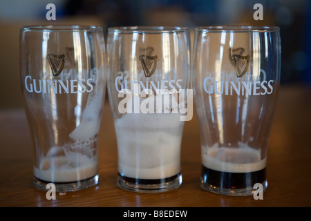 Vuoto birra Guinness bicchieri in un bar di Dublino in Irlanda Foto Stock