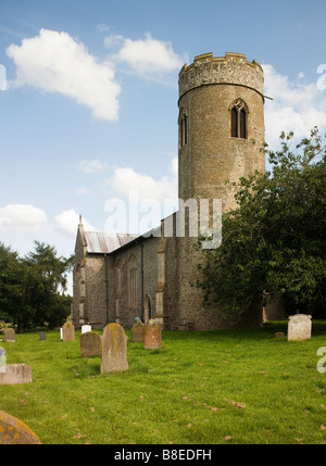Stody Norfolk Inghilterra St Mary del XV secolo la chiesa di pietra focaia con antico sassone torre rotonda Foto Stock