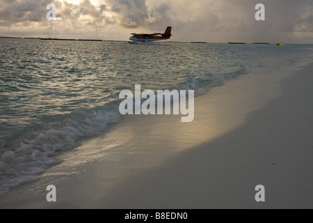 Maldive. Idrovolante sull'acqua. Di sera. Foto Stock