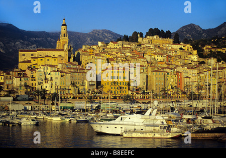 Sunrise oltre il centro storico, il porto e il porto, Menton, Côte d'Azur, Costa Azzurra, Francia Foto Stock