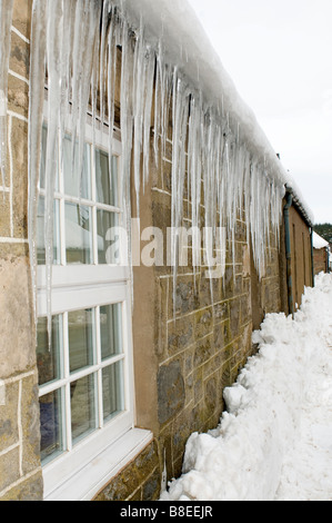 Deep Freeze e nevicate a Tomintoul regione delle Highlands Inverness-shire in Scozia. SCO 2176 Foto Stock