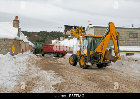 Sgombero neve dopo la nevicata a Tomintoul regione delle Highlands Inverness-shire Scozia 2177 SCO Foto Stock