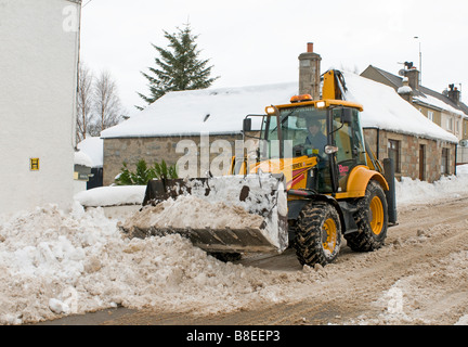 Sgombero neve dopo la nevicata a Tomintoul regione delle Highlands Inverness-shire Scotland SCO 2178 Foto Stock