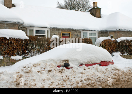 Il risultato della forte nevicata a Tomintoul regione delle Highlands Inverness-shire in Scozia. SCO 2179 Foto Stock