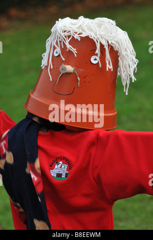 Uno spaventapasseri sta di guardia al di sopra del grafico di vegetali nel giardino di un Herefordshire scuola primaria Foto Stock