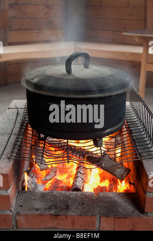 Smoker box usato per fumare pesce oltre le fiamme , Finlandia Foto Stock