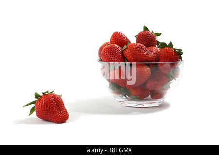 In vetro trasparente ciotola di rosso Fragole organico uno in primo piano Foto Stock