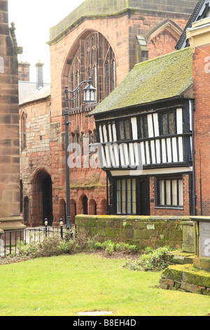 Vecchio Tudor House accanto alla vecchia Cattedrale Coventry Foto Stock