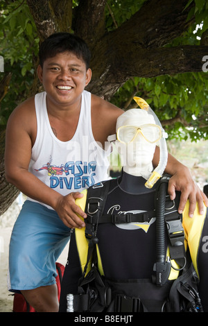 Manakin con attrezzatura per immersioni e muta, con istruttore subacqueo presso un dive resort di Puerto Galera, Filippine. Foto Stock