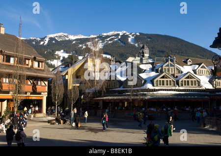 Il villaggio di Whistler memorizza su una soleggiata giornata di primavera. Whistler BC Canada Foto Stock